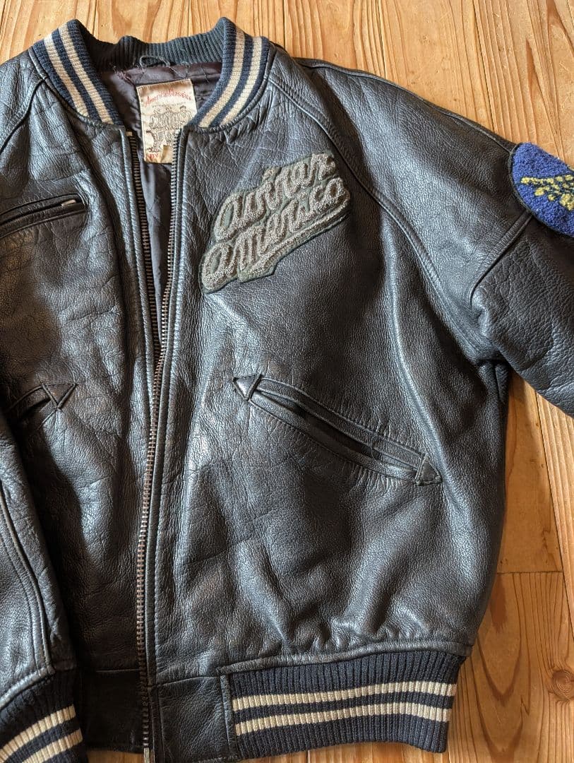 色々難あり。 AVIREX アヴィレックス スタジャン 牛革 アーチロゴ 黒 S