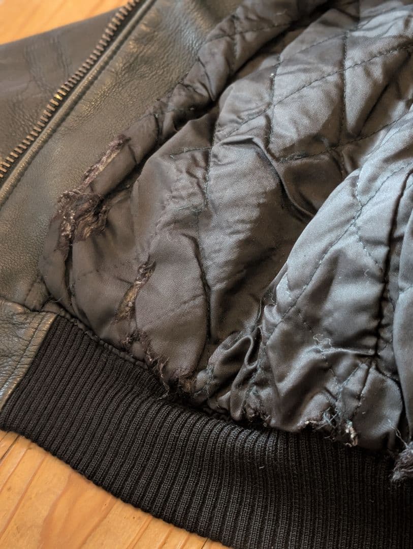 色々難あり。 AVIREX アヴィレックス スタジャン 牛革 アーチロゴ 黒 S