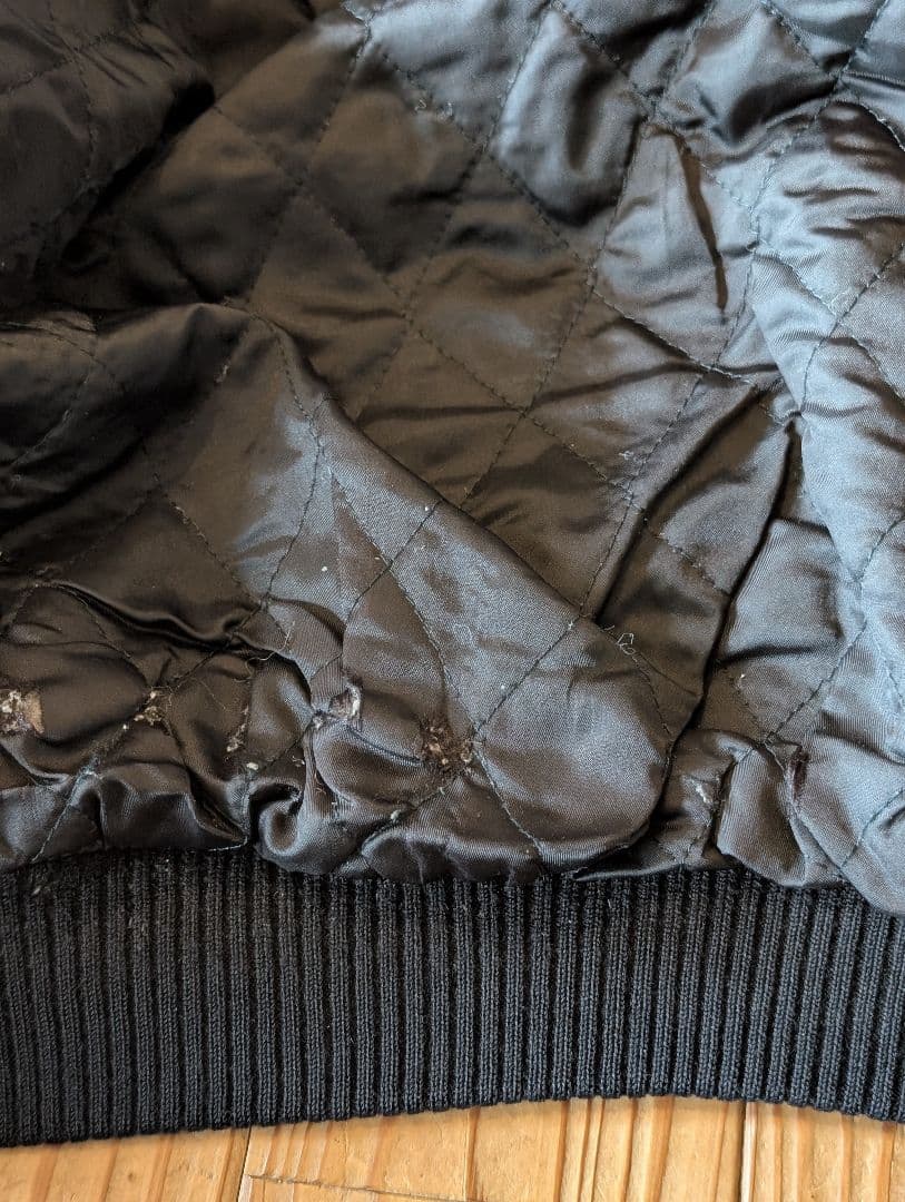 色々難あり。 AVIREX アヴィレックス スタジャン 牛革 アーチロゴ 黒 S