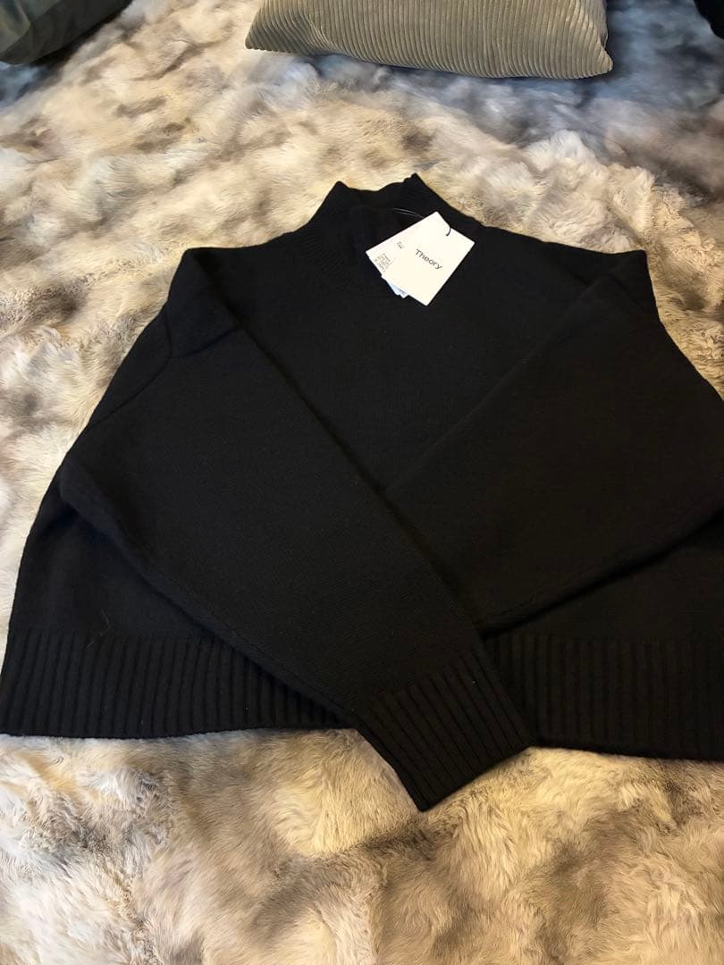 今季完売　新品タグ付⭐︎セオリーLana Cash Cropped Sweater