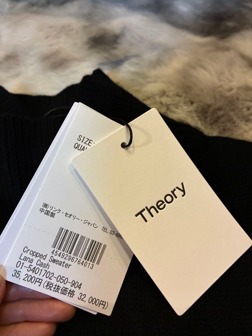 今季完売　新品タグ付⭐︎セオリーLana Cash Cropped Sweater
