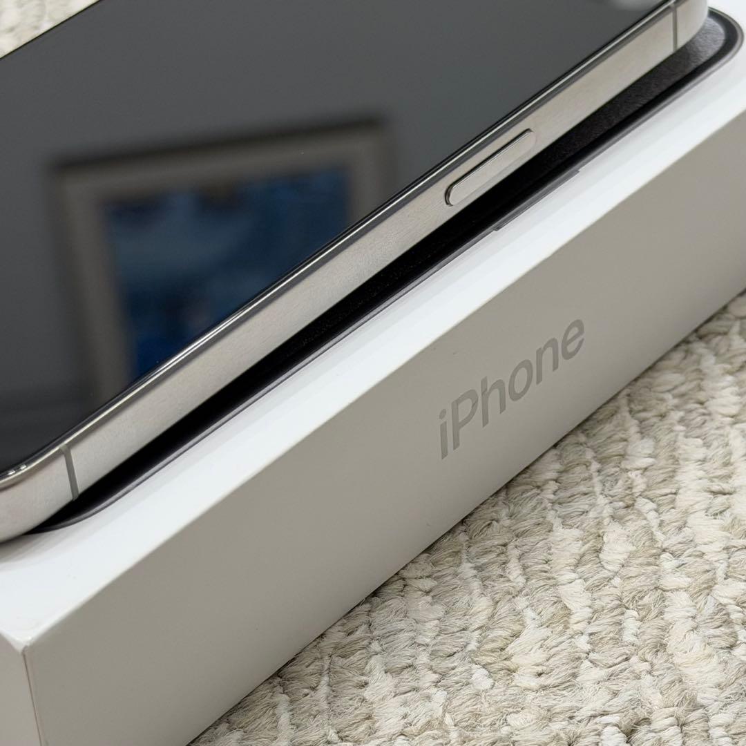 Apple iPhone15Pro本体ホワイトチタニウム256GB SIMフリー