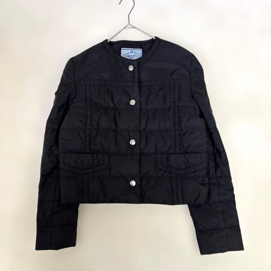 PRADA ライトダウン ブラック ダウンジャケット 三角プレート ノーカラー