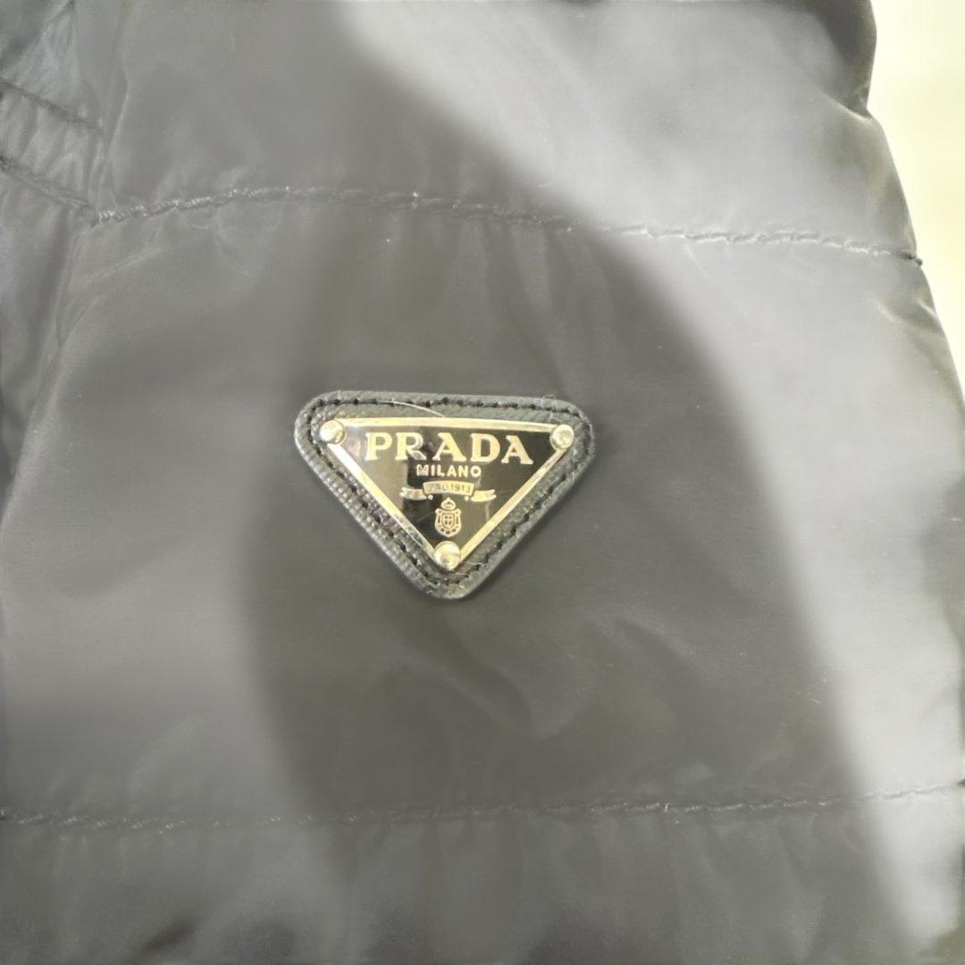PRADA ライトダウン ブラック ダウンジャケット 三角プレート ノーカラー