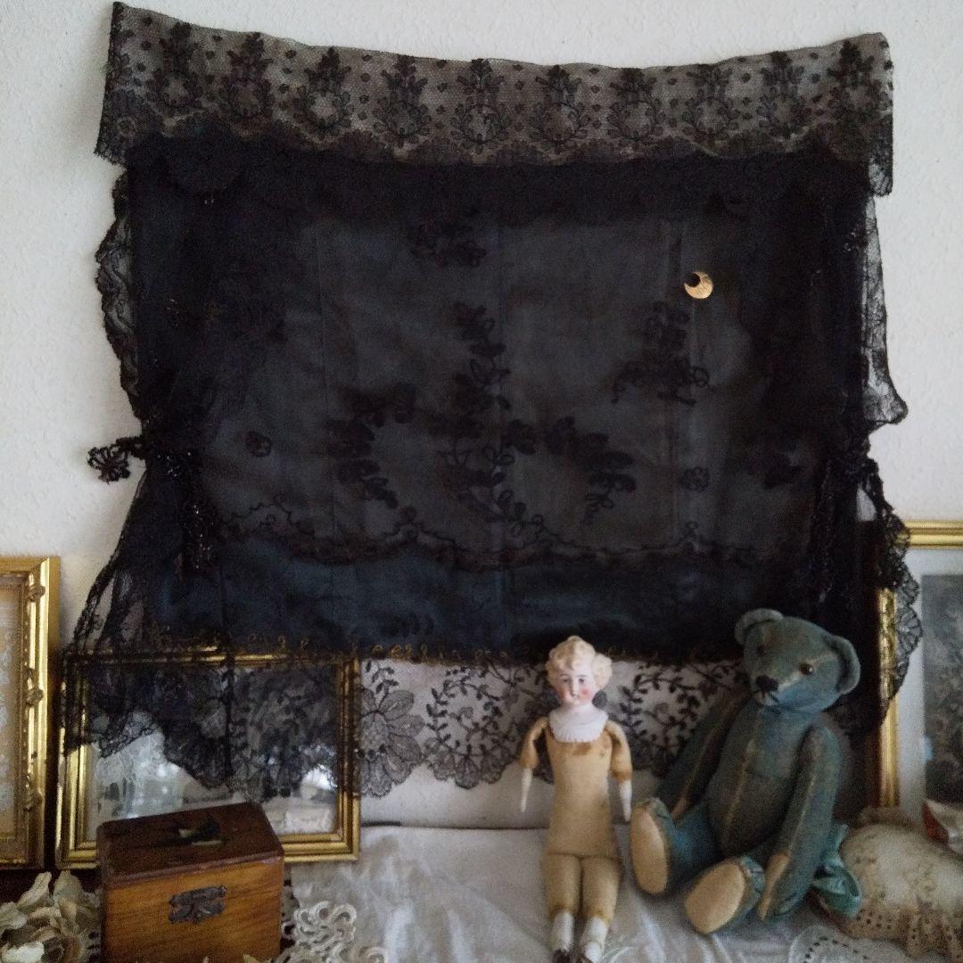 深まってゆく秋のためのミニカーテン アンティークブラックレースで ブライスにも