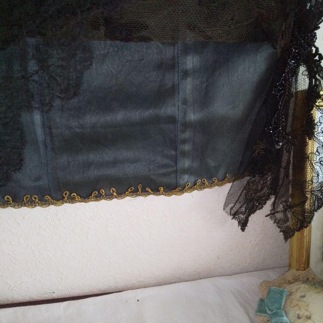 深まってゆく秋のためのミニカーテン アンティークブラックレースで ブライスにも