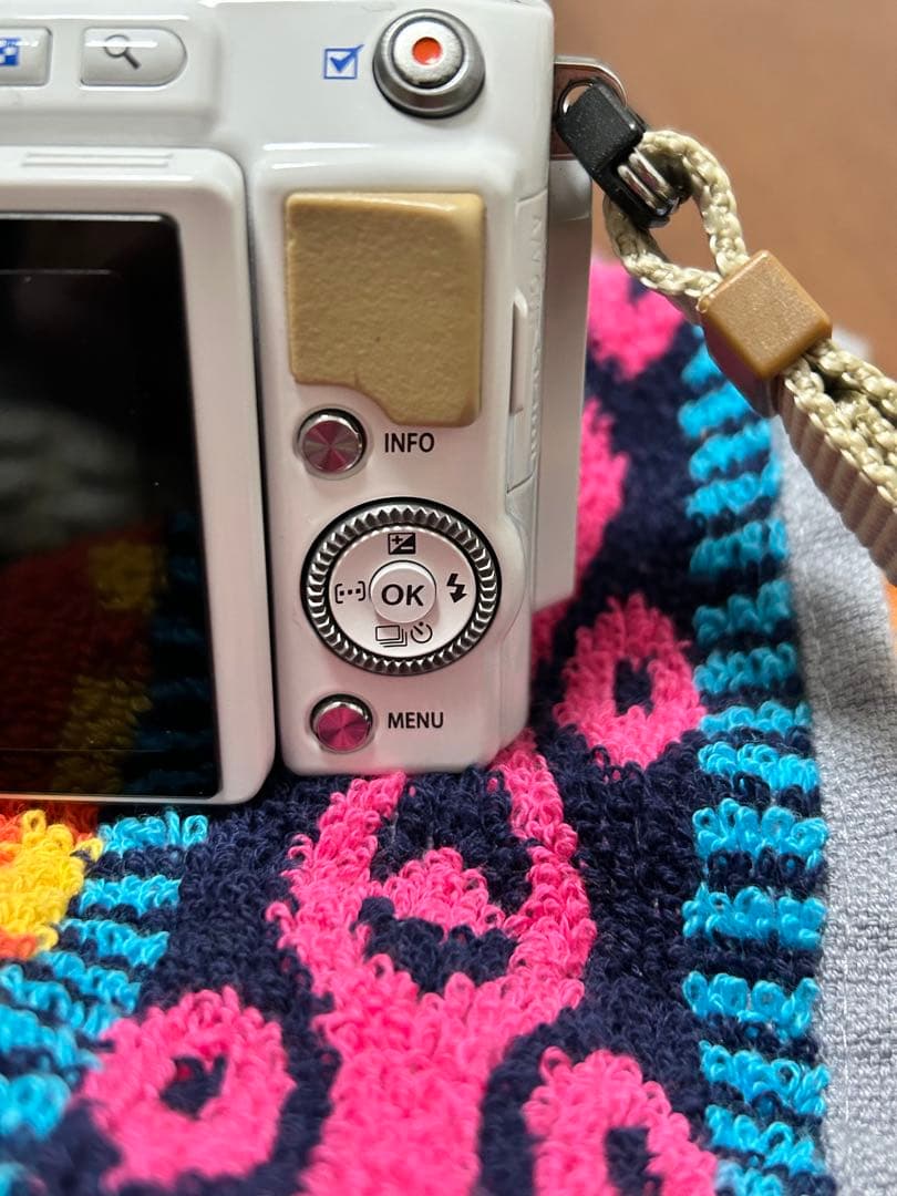 OLYMPUS ミラーレス一眼 ホワイト