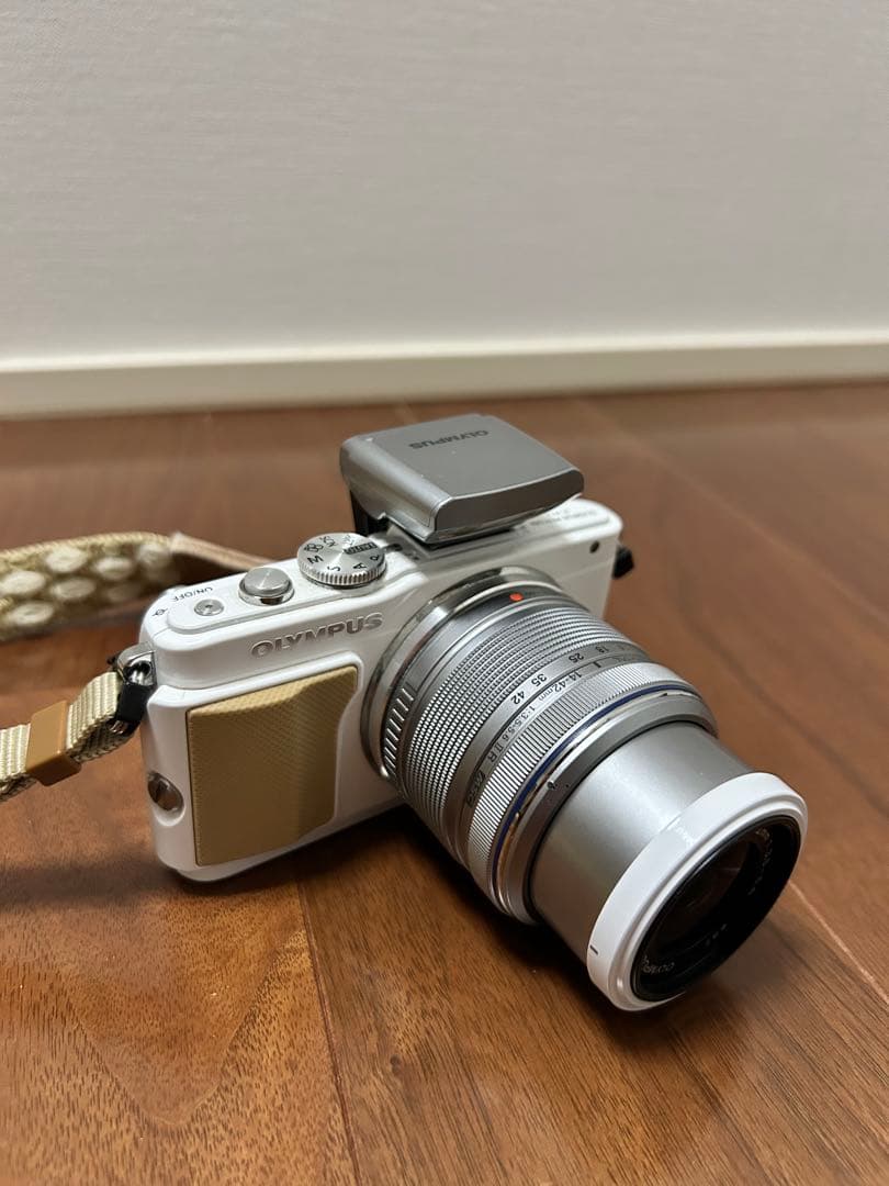 OLYMPUS ミラーレス一眼 ホワイト