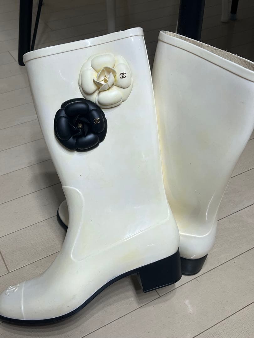 CHANELホワイト カメリアレインブーツ 花モチーフ
