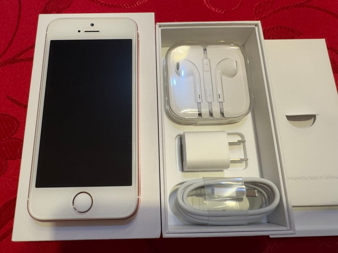 【極極美品】Apple iPhone SE MLXN2VC/A 海外モデル