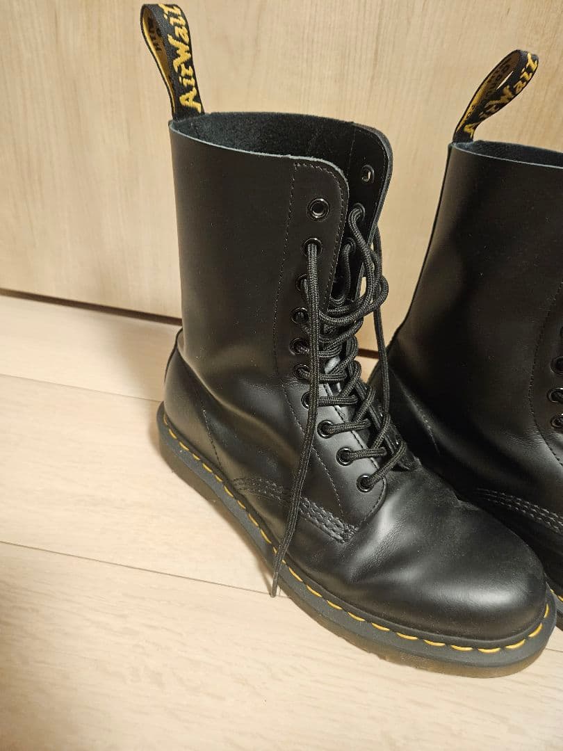 Dr. Martens 1490 10 ホール ブーツ STANDARD FIT