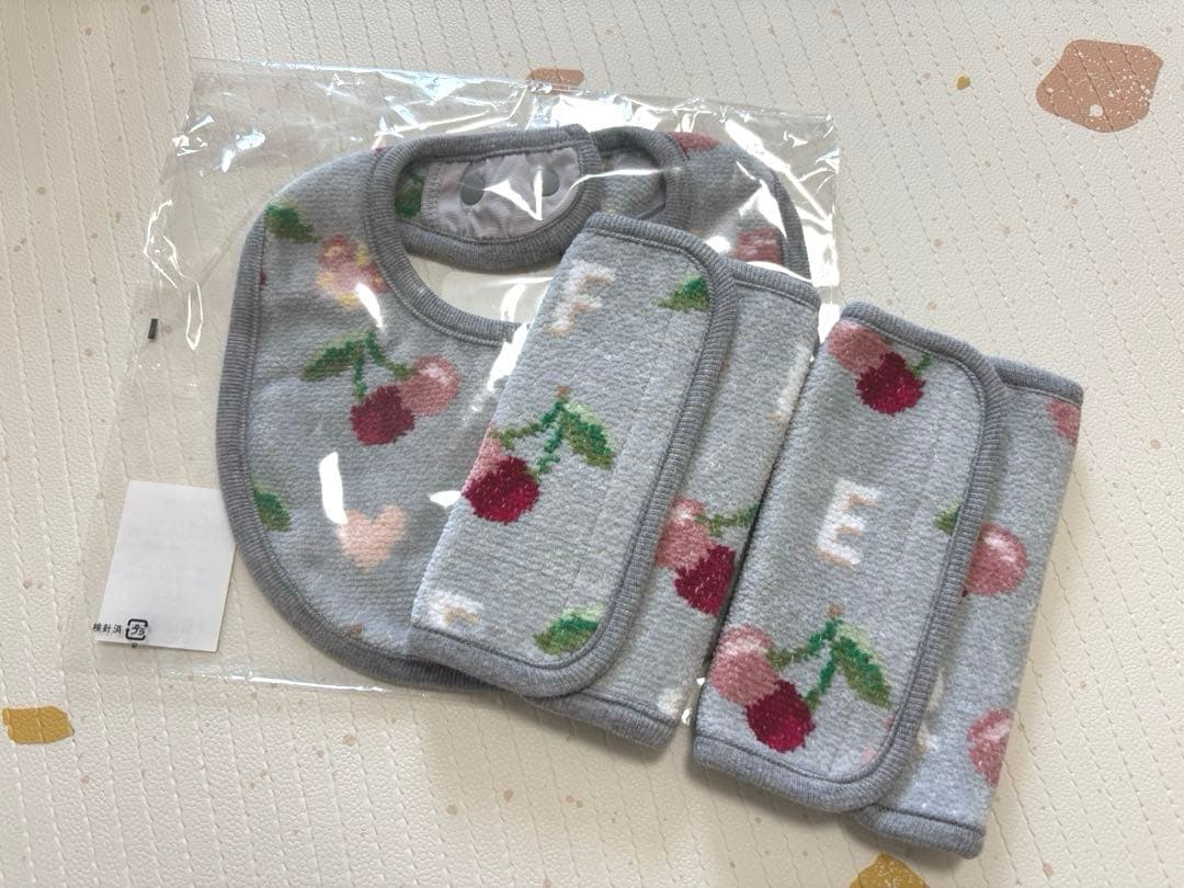 ♡*様 フェイラー　キープスマイリングチェリー　スタイ&サッキングパッド　セット