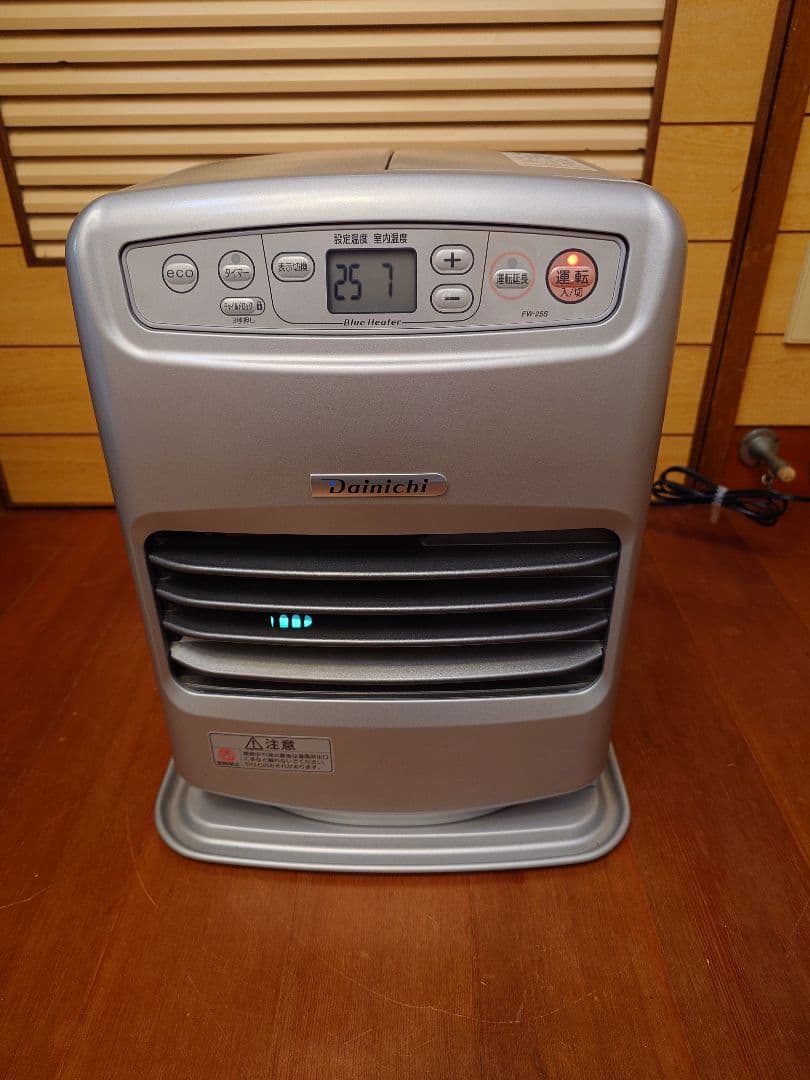 まだまだ寒い日にダイニチ石油ブルーヒーター。