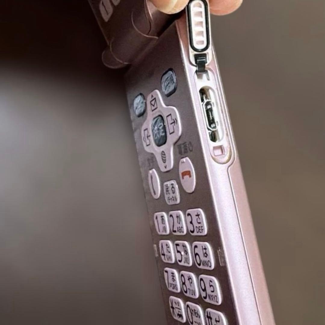 らくらくホン F-01M（ピンク色）