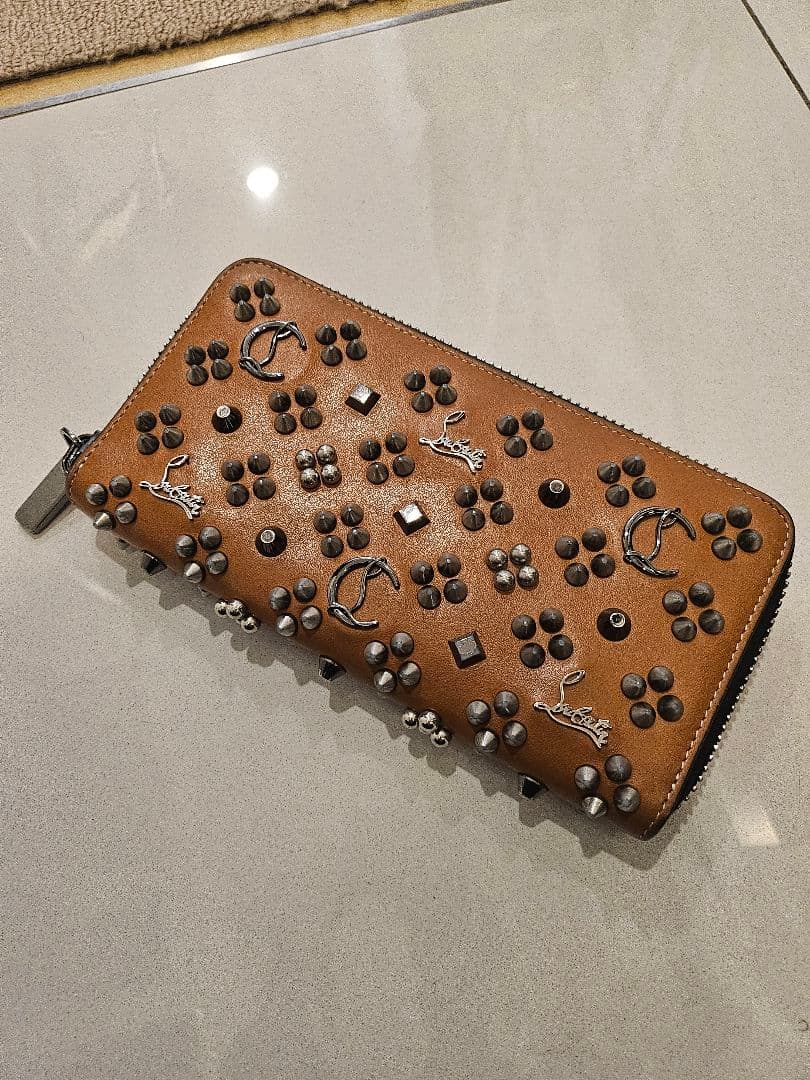 ルブタン　スタッズ付きブラウンレザー長財布