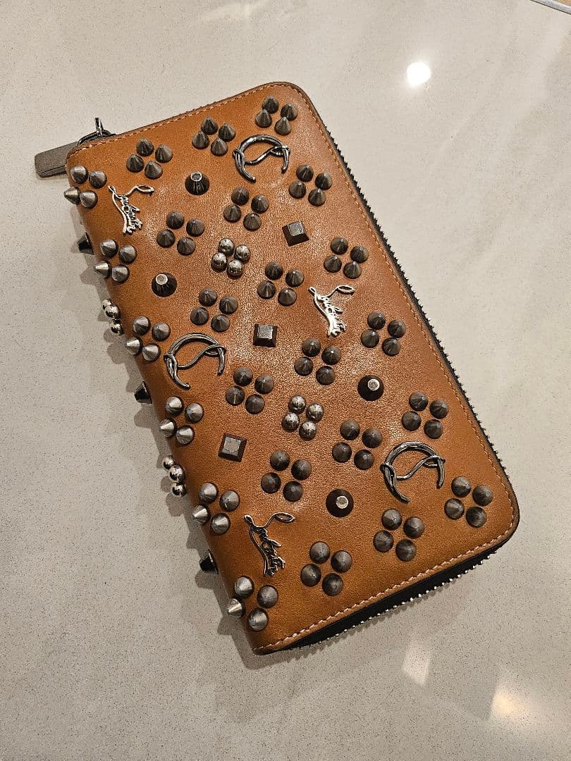 ルブタン　スタッズ付きブラウンレザー長財布