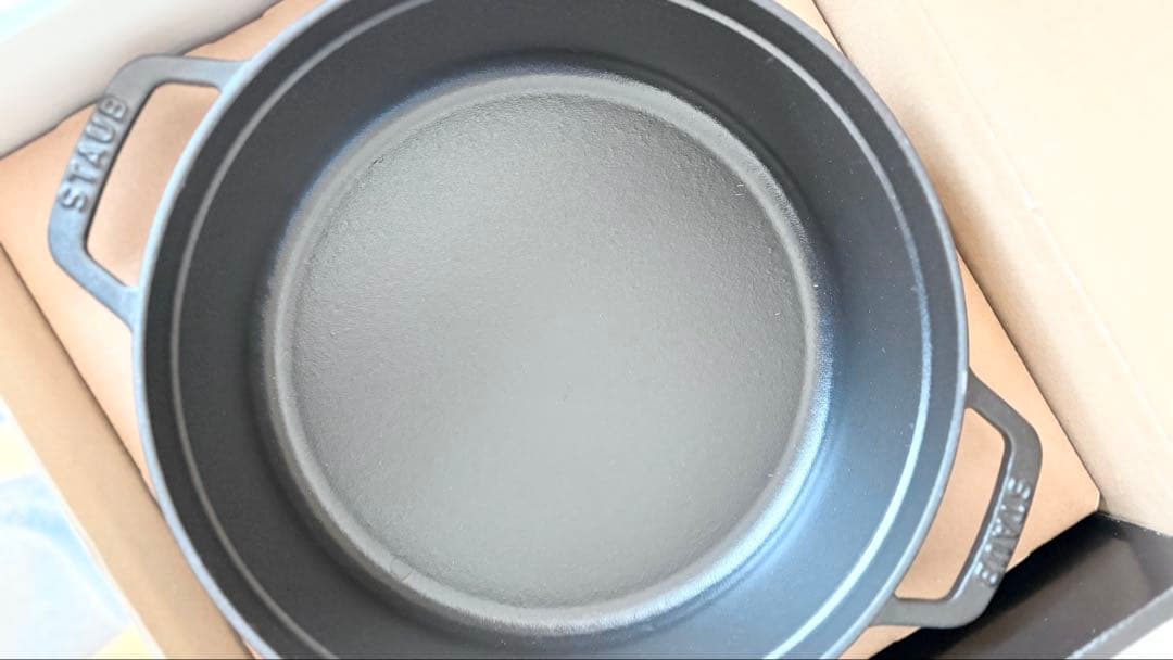 美品　staub ココットラウンドシャロー黒 両手鍋 26cm 箱付き