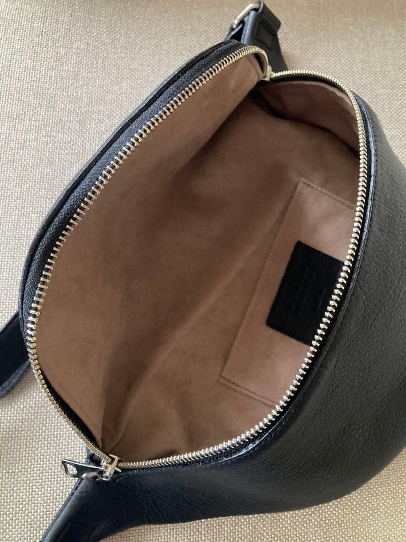 ch!iii チー　レザーボディバッグ　黒