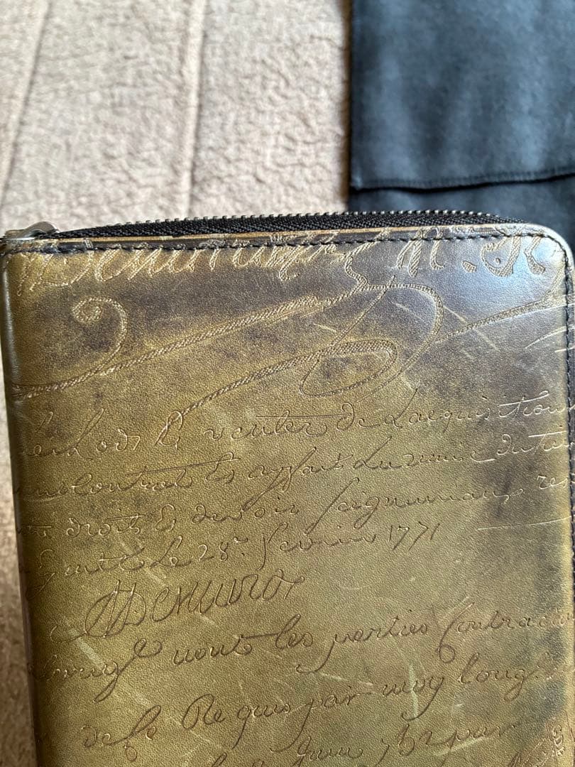 希望額へ　ベルルッティ オーガナイザーラウンドジップ カリグラフィー ストラップ