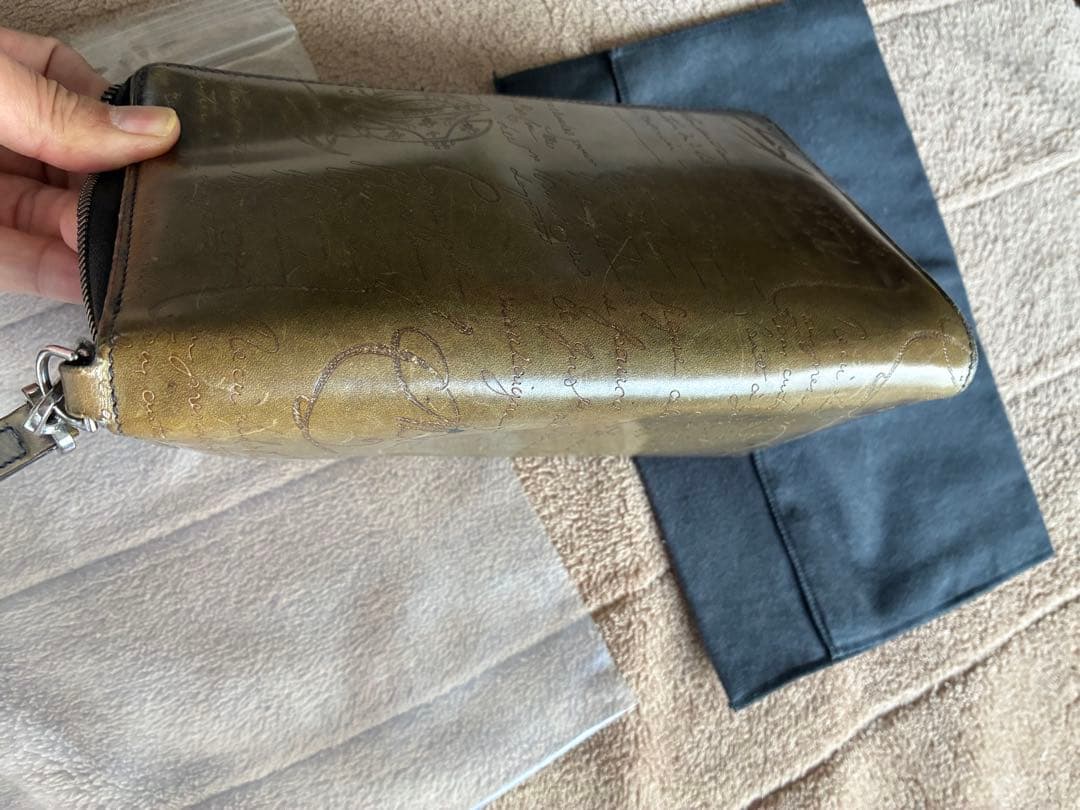 希望額へ　ベルルッティ オーガナイザーラウンドジップ カリグラフィー ストラップ