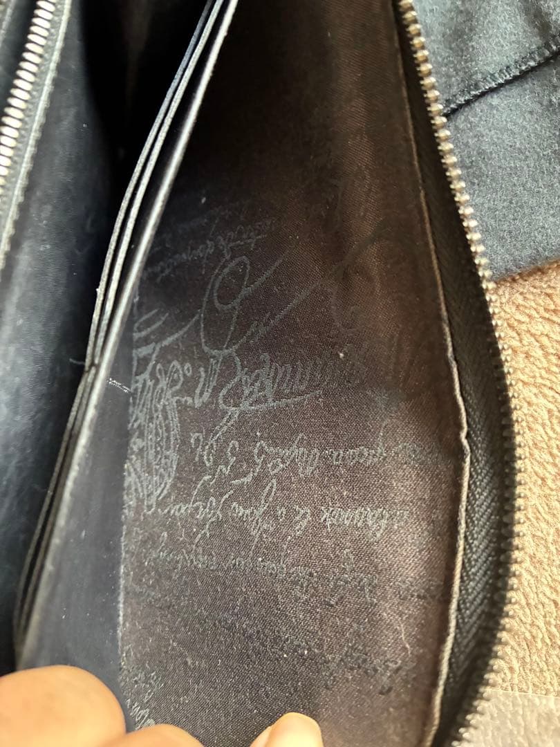 希望額へ　ベルルッティ オーガナイザーラウンドジップ カリグラフィー ストラップ