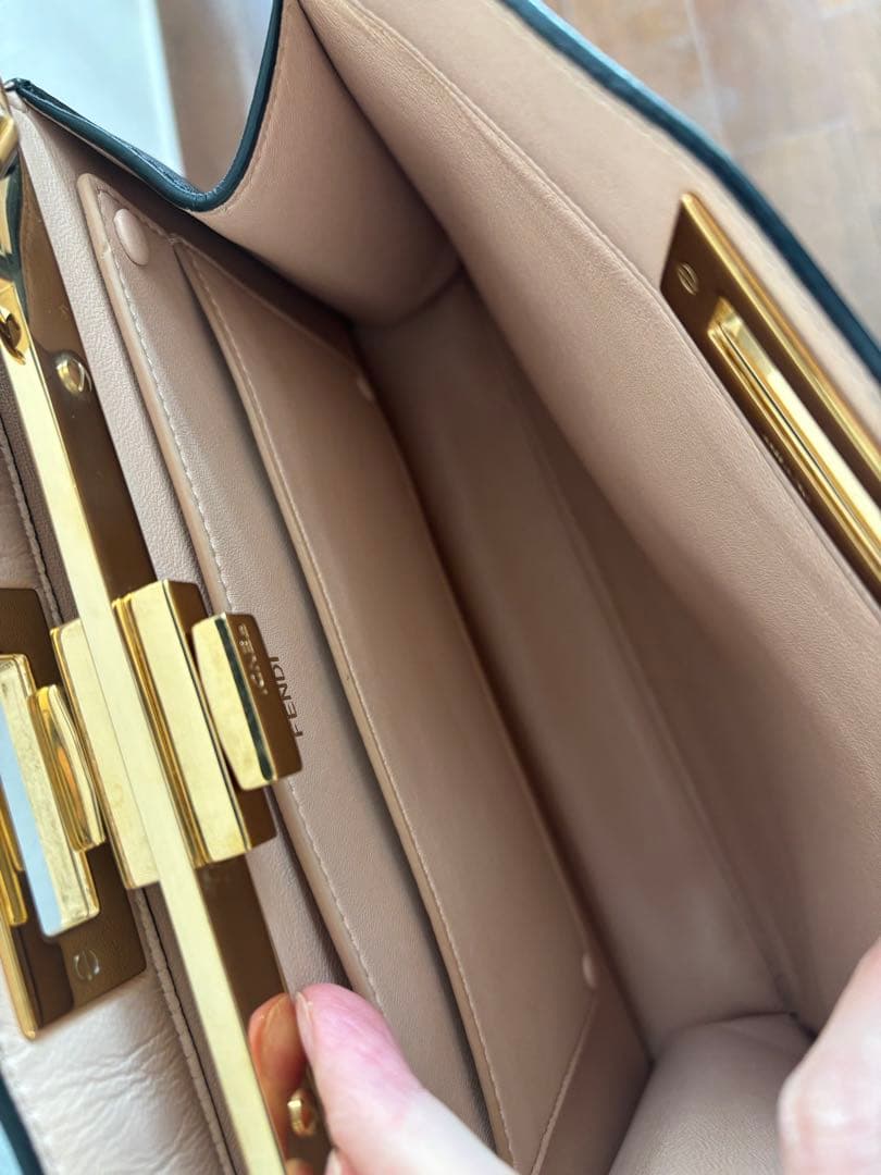 FENDI フェンディ ピーカブー アイシーユー ISeeU ミディアム