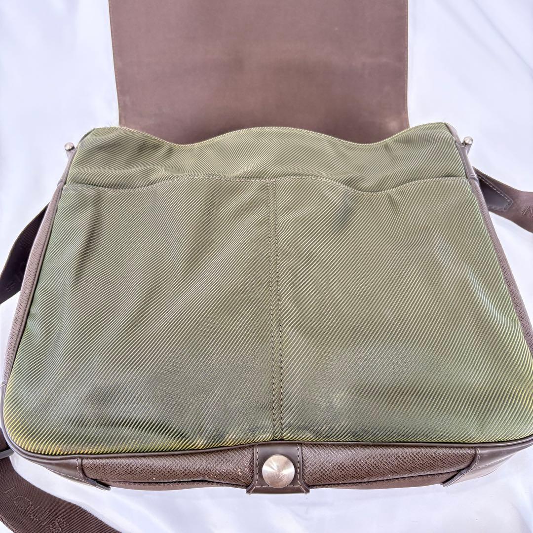 ルイヴィトン　ヴィクトール　タイガ　メッセンジャーバッグ　M30142