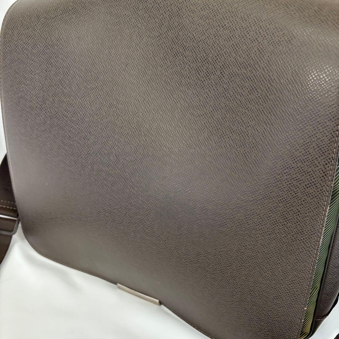 ルイヴィトン　ヴィクトール　タイガ　メッセンジャーバッグ　M30142