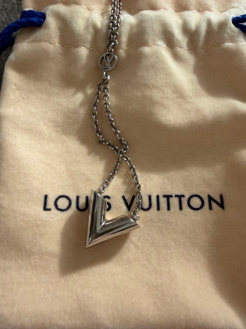 Louis Vuitton シルバー V字型ネックレス