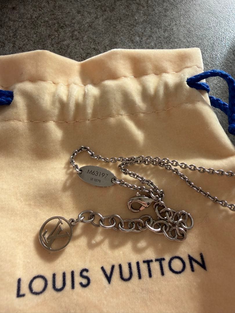 Louis Vuitton シルバー V字型ネックレス