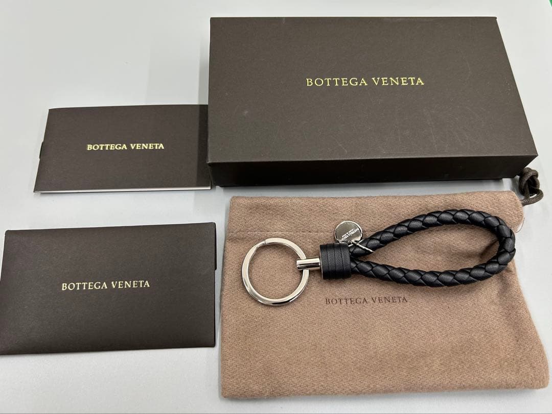 新品ボッテガヴェネタ イントレチャート レザー キーリング チャーム ブラック
