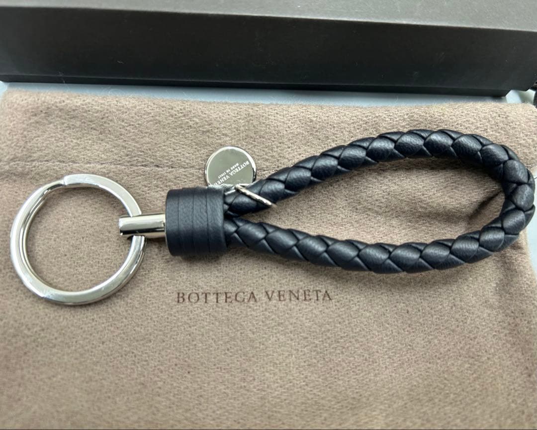 新品ボッテガヴェネタ イントレチャート レザー キーリング チャーム ブラック