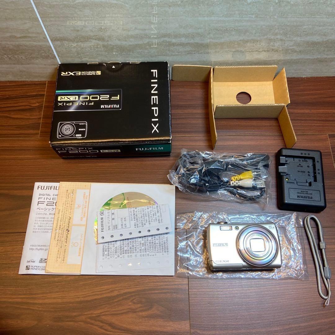 FUJIFILM FinePix F200 EXR デジカメ ほぼ新品 4641