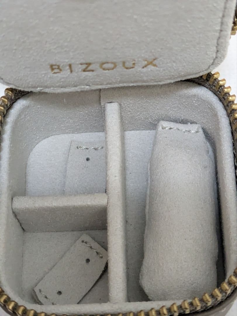 BIZOUX　本革ジュエリーポーチ・バニティエS　グレージュ　ご試着シート付