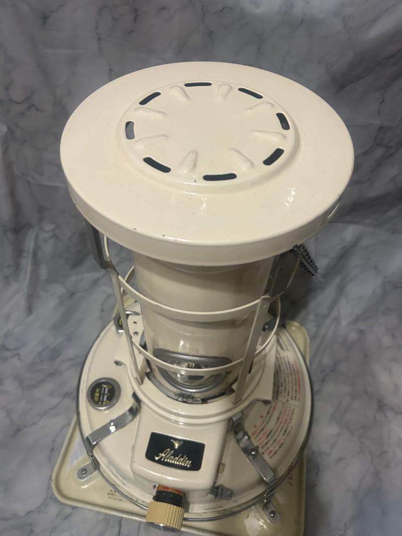 アラジンストーブ　クリーム色 暖房器具 ガラス窓付き