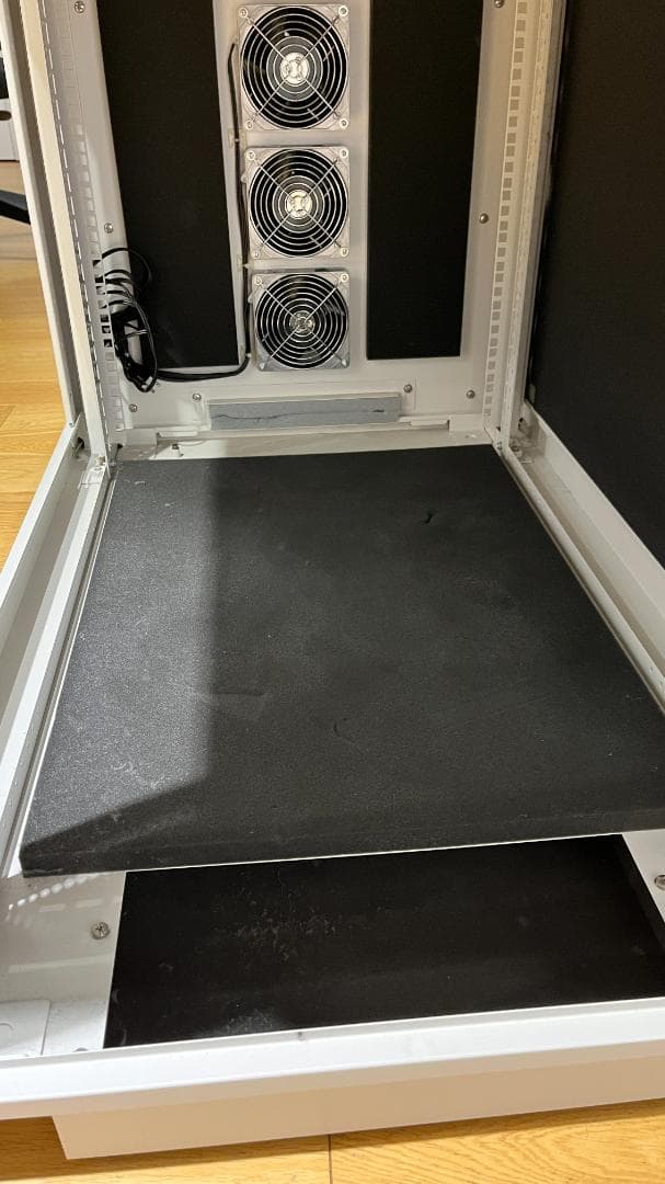 東京　直接引取　静音サーバーラック「W600×H669×D1,000」