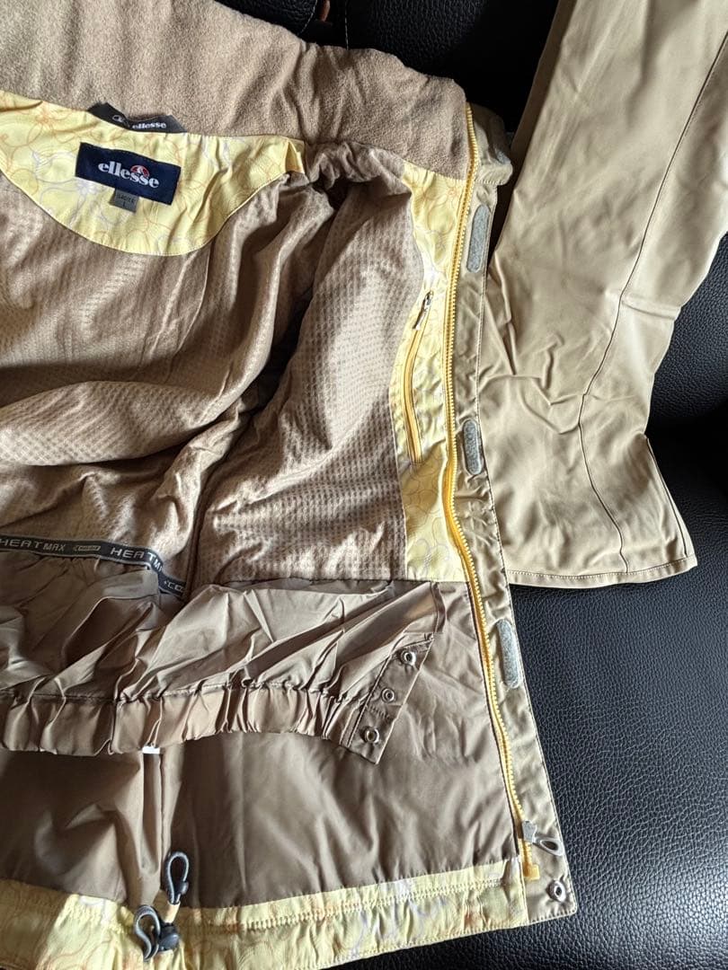 スキーウェア(女性用) フード付き淡い黄色