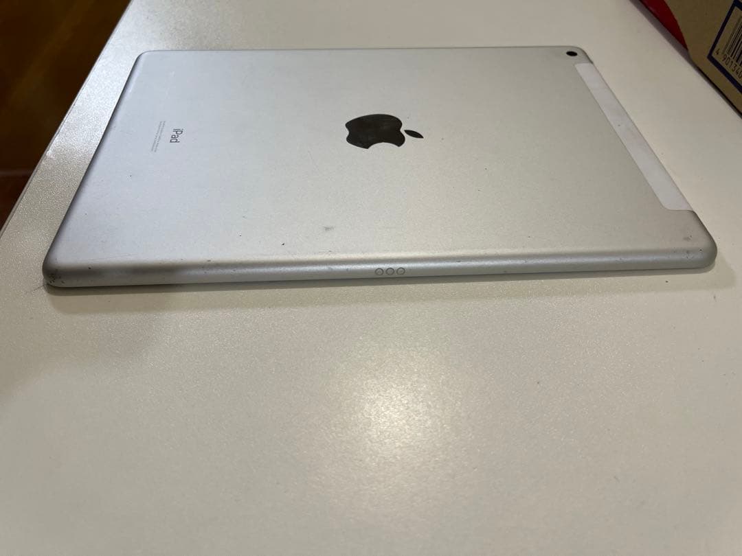 かーれん 　Apple iPad 本体 シルバー 第7世代