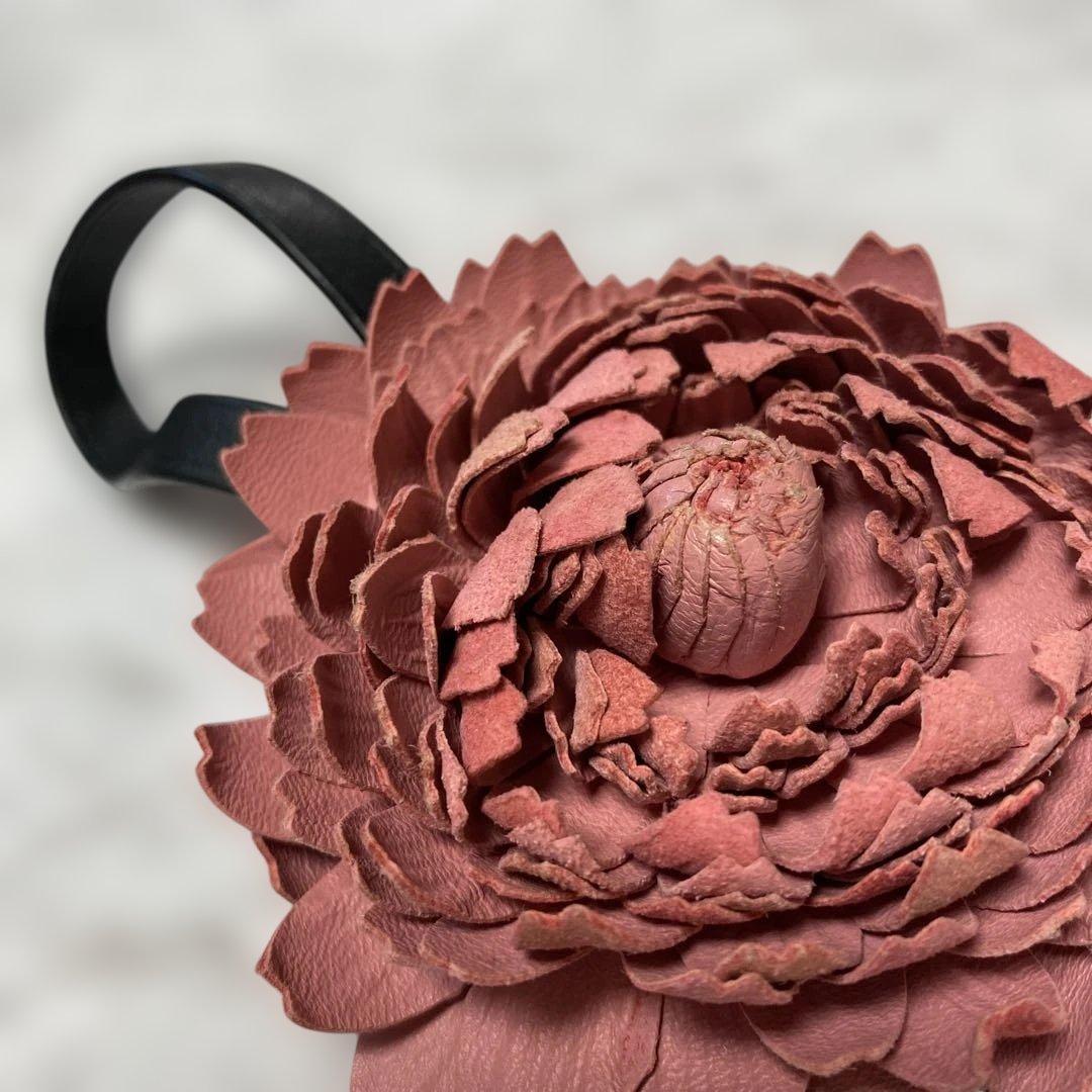 ローズマリー　ロエベ　ピンク花モチーフ革製チャーム