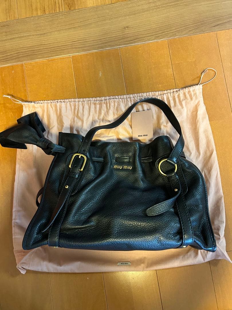 miu miu ブラックレザー ハンドバッグ