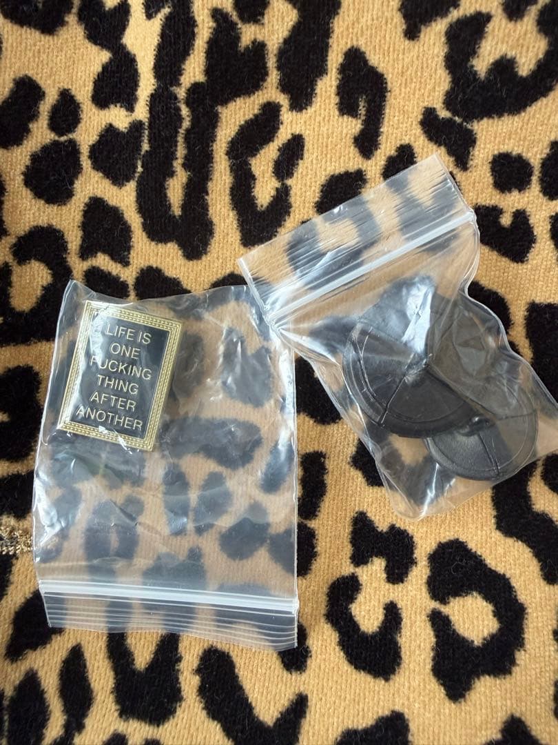 シュプリーム ピンバッジのみ ピンズ　カーコート付属