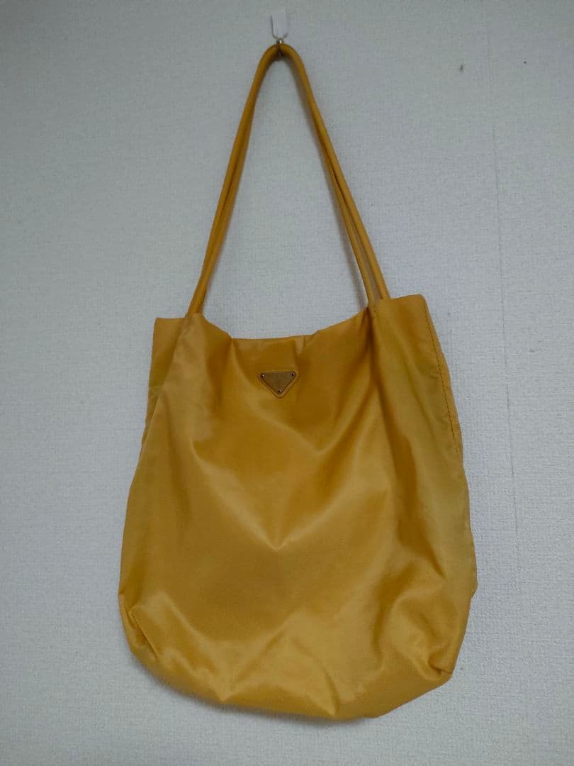 プラダ　イエロートートバッグ