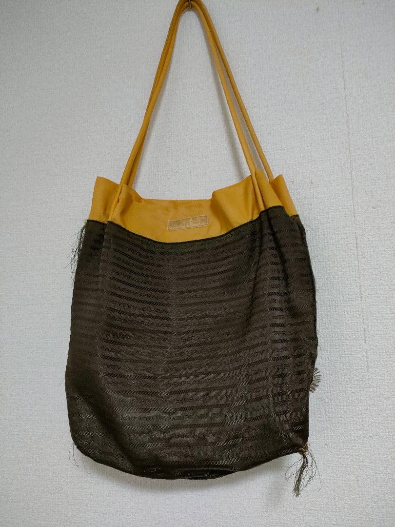 プラダ　イエロートートバッグ