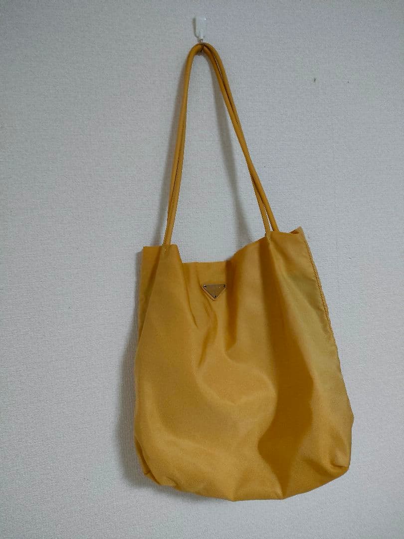 プラダ　イエロートートバッグ