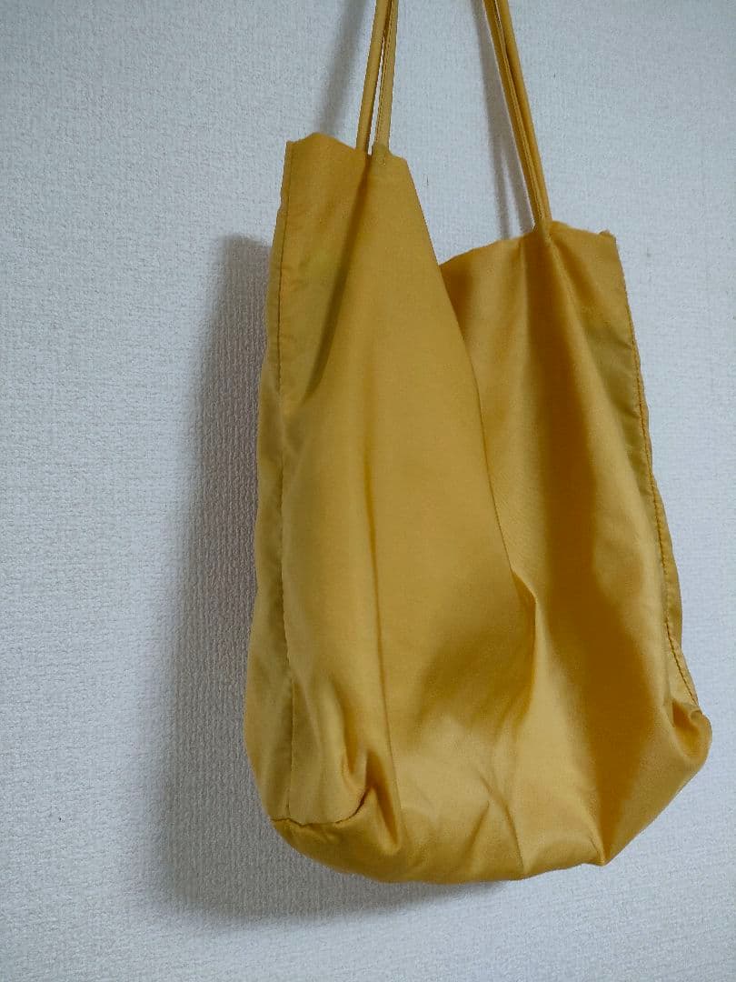 プラダ　イエロートートバッグ