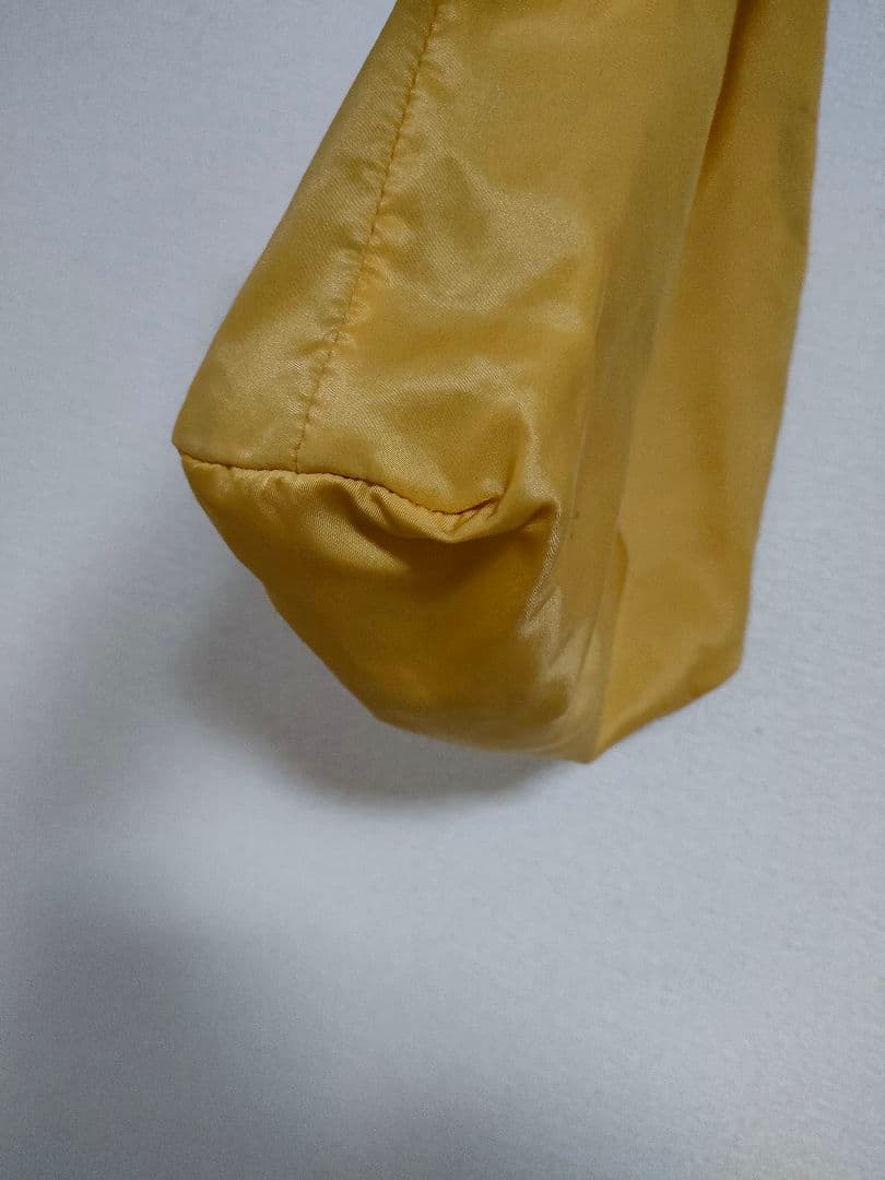 プラダ　イエロートートバッグ