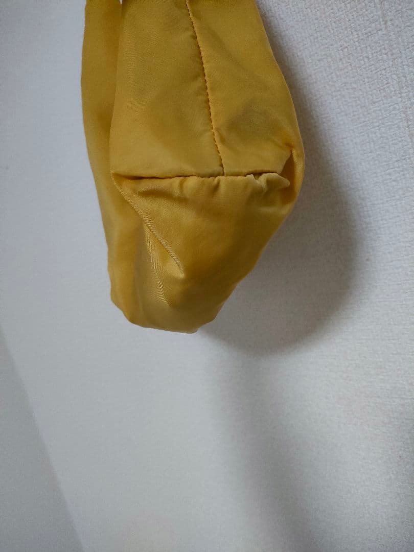 プラダ　イエロートートバッグ