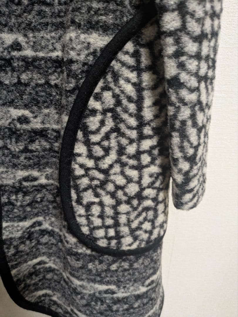 アルベロベロ♥️ぶたさんキラキラフード付き軽いダッフルコート ゼブラ柄？白黒