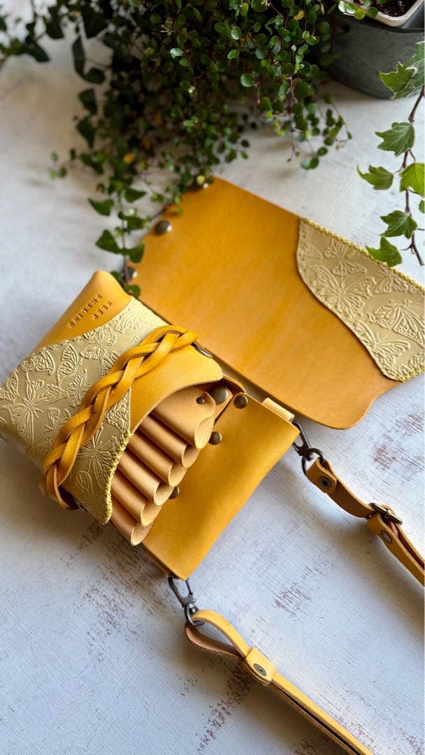 sakura 手染めイエロー、蝶型押しの蓋付きシザーケース