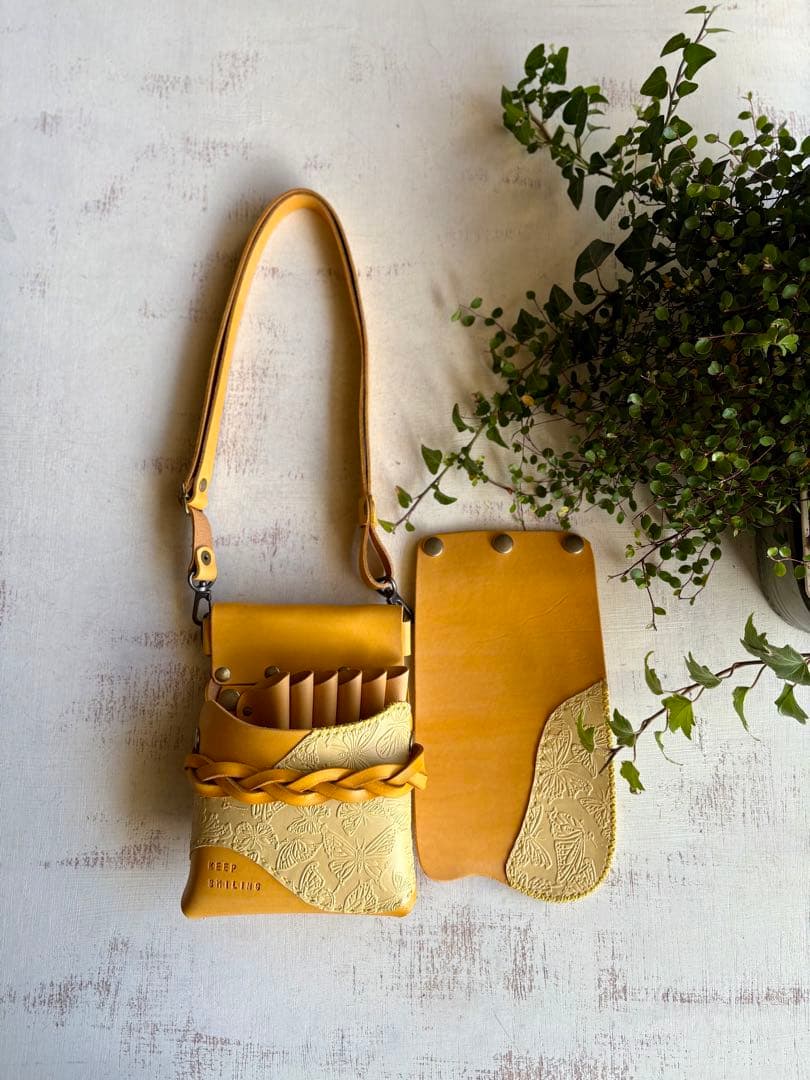 sakura 手染めイエロー、蝶型押しの蓋付きシザーケース